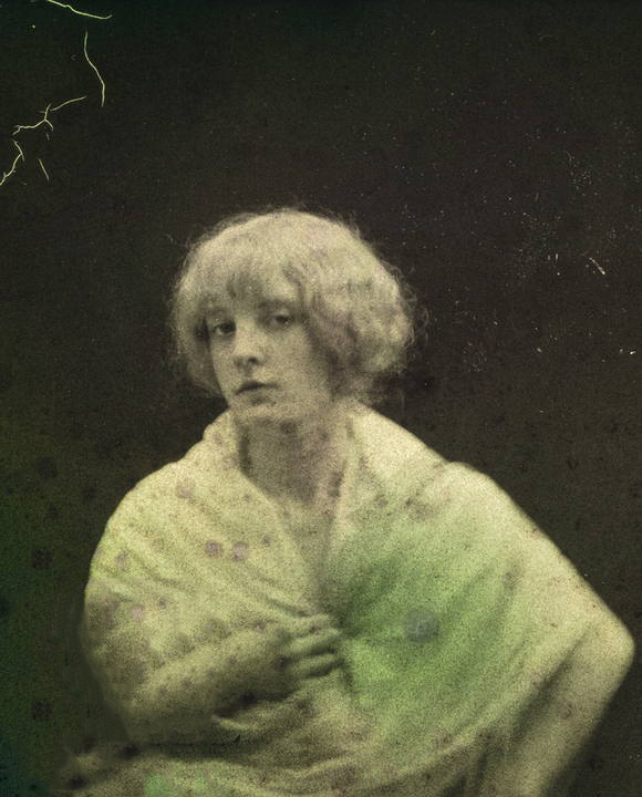 André HACHETTE- Portrait d’une jeune femme en buste, autochrome1907