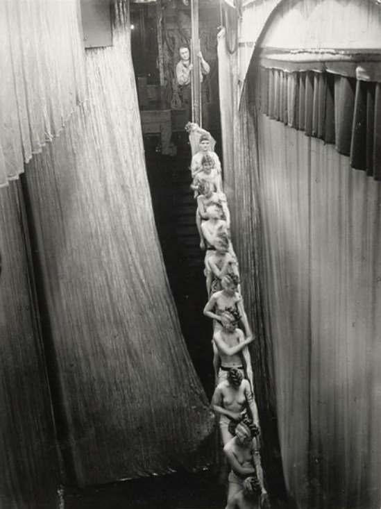 © Brassai -L'Arc-en-Ciel aux Folies-Bergères-1932