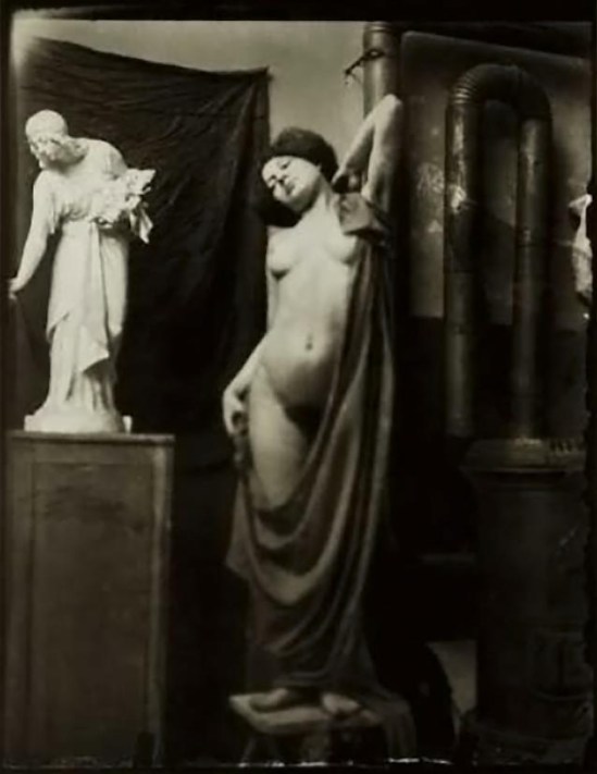 Heinrich Zille -Aktstudie - Posierende Frau mit Tuch, 1901-03