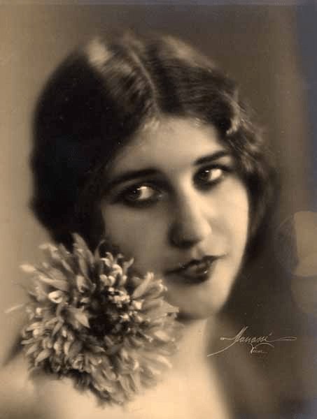 Studio Manassé -Portrait de femme, 1930. [Tirage argentique d’époque.]source verdeau