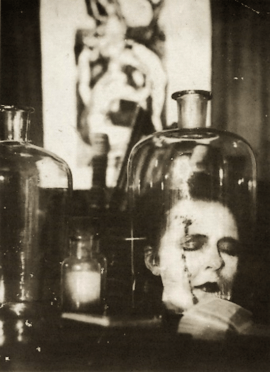 Marta Astfalck- Vietz- Selbstmord in Spiritus  (Suicide dans l’alcool), 1927.