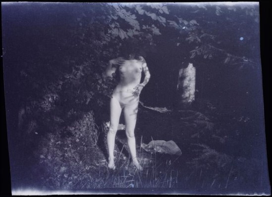 Bonnard Pierre- Marthe debout au soleil, Jardin de Montval, lieu-dit de Marly-le-Roi, 1900- 01 positif