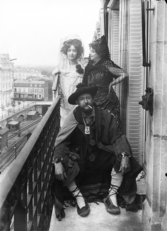 François Antoine Vizzavona -Armand Dayot (1851-1934), créateur et directeur de la Revue l'Art et les Artistes, En compagnie de sa femme, et sa fille déguisés en Espagnol, 1909 (C) RMN