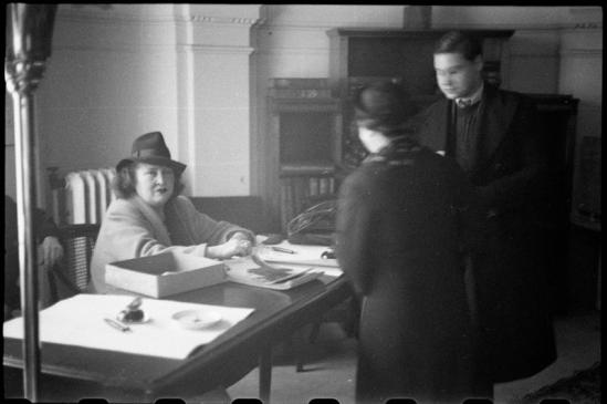 Roger Parry - Fréhel à table avec des admirateurs, lors d'une séance de dedicaces 1940