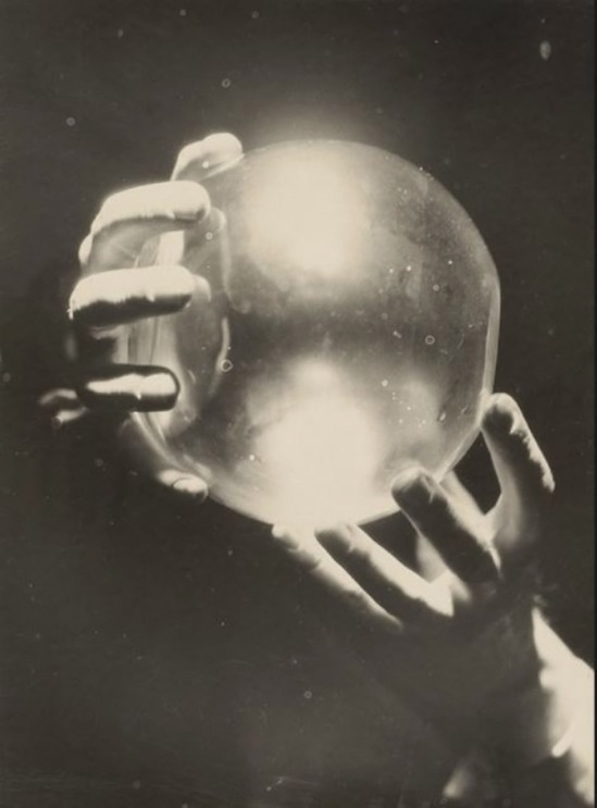 Roger Parry- Mains avec boule de cristal, Variation, 1930 © Ministère de la Culture - Médiathèque du Patrimoine edité pour for André Maurois’ Le peseur d’âmes en1932