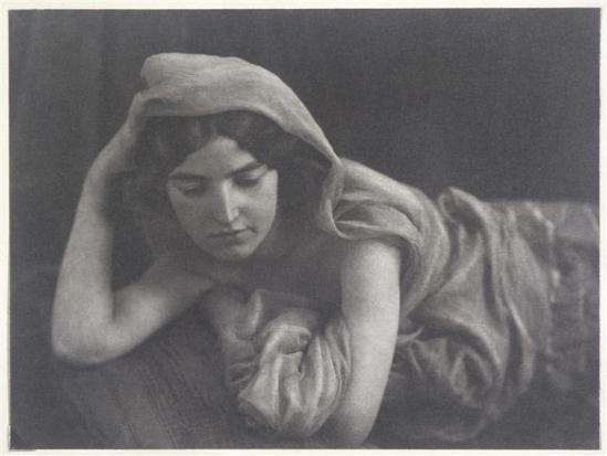 André Hachette- Jeune femme voilée en bandeaux, tête appuyée sur le coude droit, vers 1900