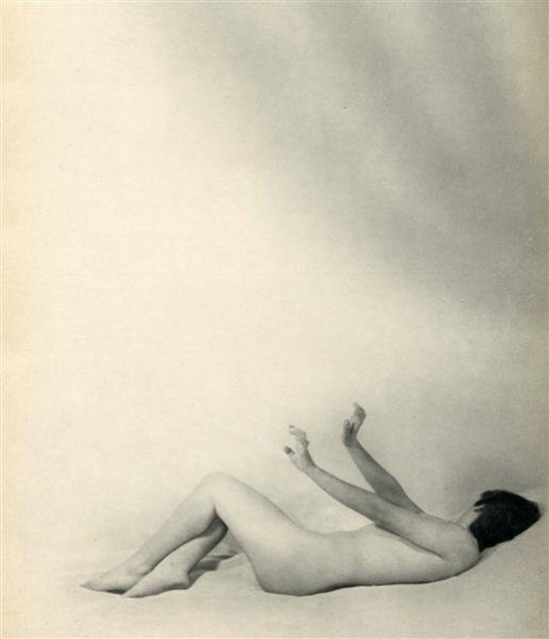 Laure Albin Guillot - Les remords , Douze Chansons de Bilitis.Pierre Louÿs's erotic classic, illustrated by Albin-Guillot's delicate nudes Paris, J. Dumoulin, 1937.