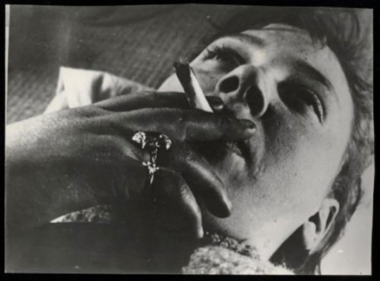 Wally Elenbaas -  Vrouw met sigaret, 1933