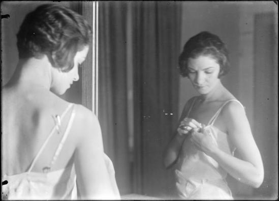 Roger Parry Femme s'habillant devant un miroir, Reportage. Publicité pour grande maison de blanc - Mode vers 1930