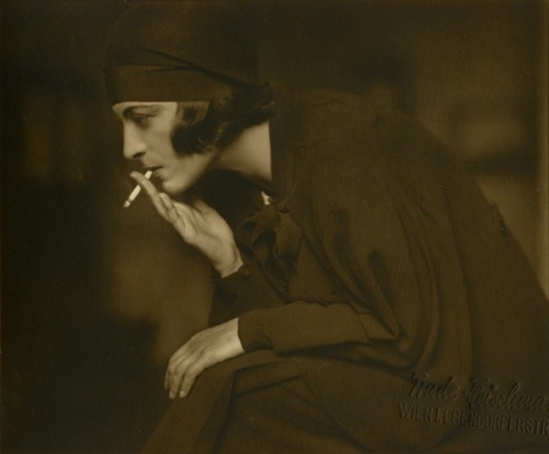 Trude Fleischmann - mit zigarette, 1930