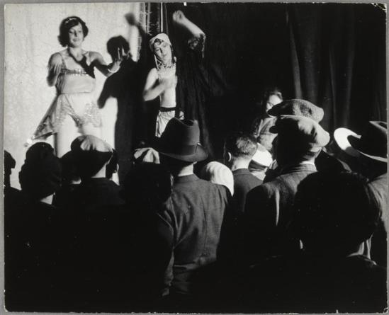 Brassaï -  La danse de Conchita  sur l’estrade, de la baraque  Sa Majesté la femme Boulevard Saint Jacques, 1931