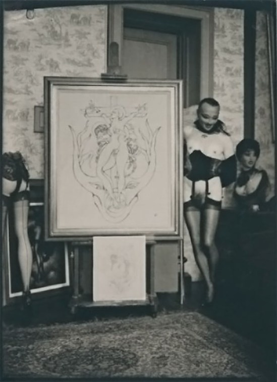 Pierre Molinier- Molinier autoportrait devant sa toile en cours « Oh !...Marie, Mère de Dieu », 1965, tirage argentique