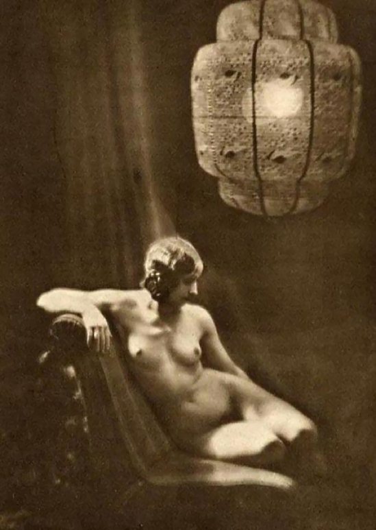Franz Fiedler-Nu assis sous une lanterne-1930 