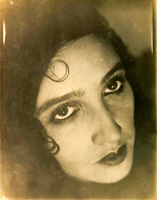 Jacques-Henri Lartigue-L'accroche coeur, portrait de  Renée Perle 1930