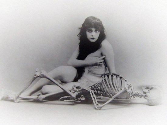 ©-Theda Bara- 1915 -[in a publicity shot for the f