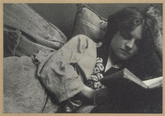 André Hachette- Jeune femme allongée sur des coussins lisant, 1900-1910