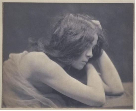 André Hachette- Jeune femme brune de profil, tête dans les mains, 1900-10