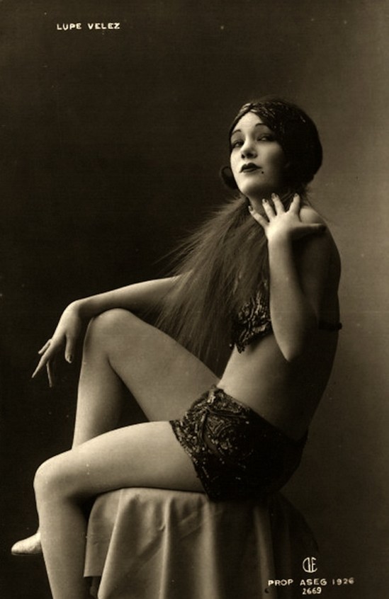 Lupe Velez 1926 ( écrit en bas à droite ) même série que la précédente.