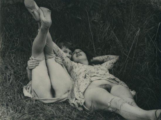 Monsieur X- Deux filles de maisons closes, dans un près vers 1930