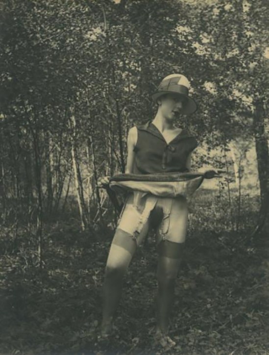 Monsieur X Fille de maison close dans un sous-bois, vers 1930. 