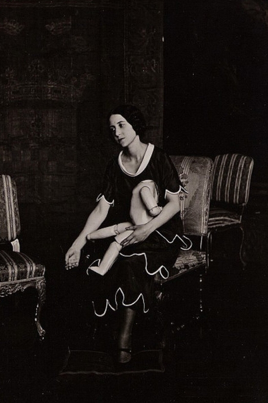 Photographer Uncredited -Portrait de Lise Deharme avec une poupée cassée vers 1930.