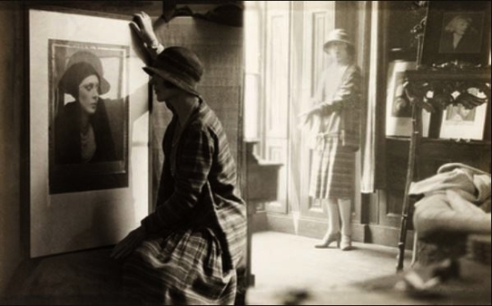 Curtis Moffat -Lady Diana Cooper devant un portrait de man Ray et dans l'atelier de Motaff, où l'on apperçoit le portrait d'Isis sa femme, 1925