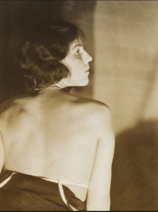 Curtis Moffat- Woman's back, About 1925 © Victoria and Albert Museum, London