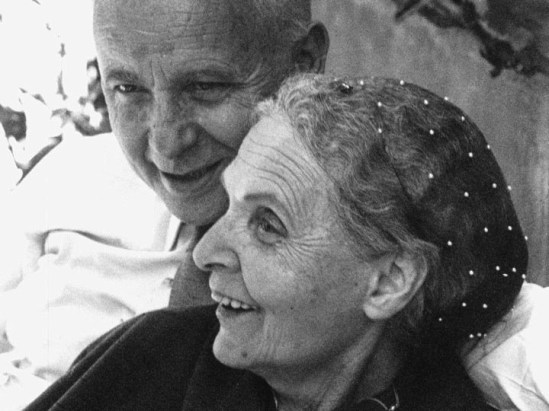 Agnes Varda -photographie extraite du Court-métrage de 20 minutes en noir et blanc, d'Agnes Varda - Elsa La Rose-1965.  [La jeunesse d’Elsa racontée par Aragon , avec les commentaires d’Elsa Images et poèmes autour du couple célèbre de montparnasse des années folles , Louis Aragon et Elsa Triolet.]