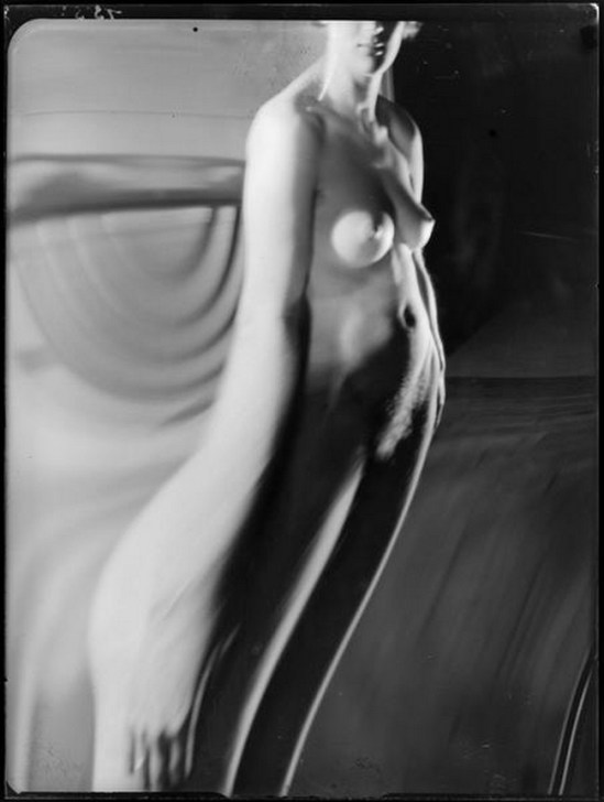 André Kertész- Distortion # 155 , 1933 ( scan  André Kertész, Distorsions, Editions du Chêne, Paris, 1976)