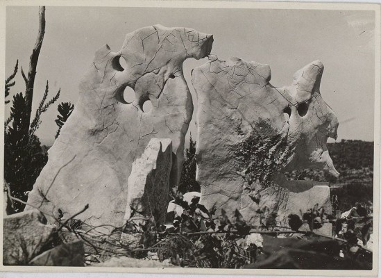Photographie de Raoul Ubac prise sur l’île de Lesina en Dalmatie vers 1935.