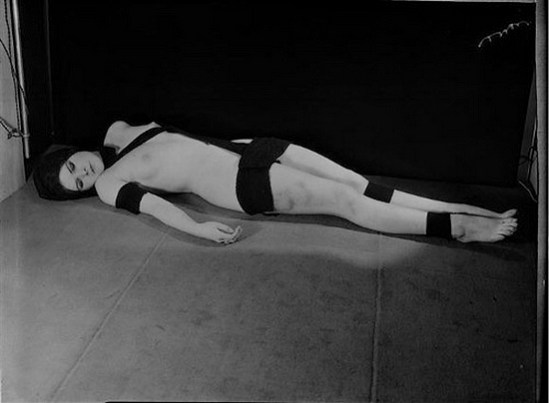 Man Ray – Série Nu aux bandelettes, [ modèle Natasha] , circa 1928-1929 © Man Ray Trust © ADAGP