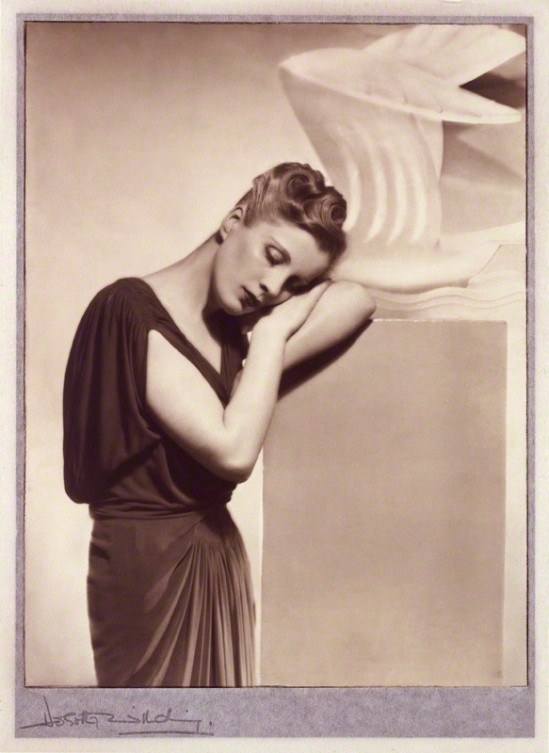 Dorothy Wilding - Portrait of Diana Wynyard, 1937 © William Hustler and Georgina Hustler