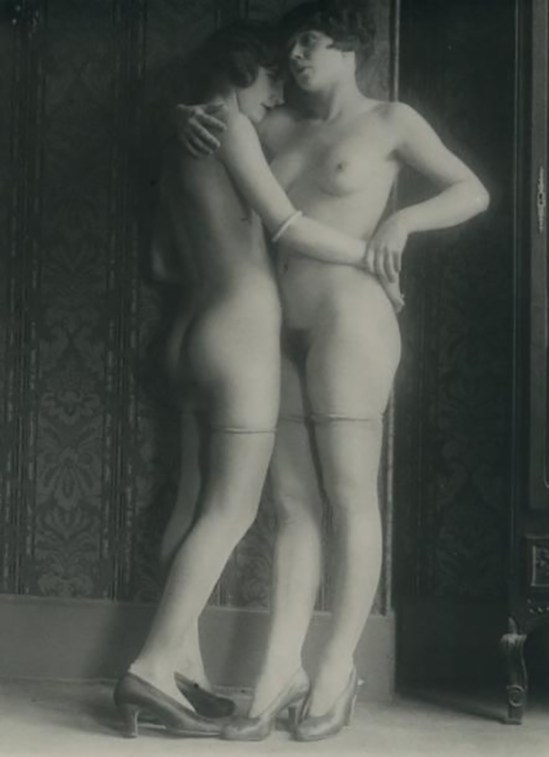 Monsieur X Filles de maisons closes enlacées, vers 1930