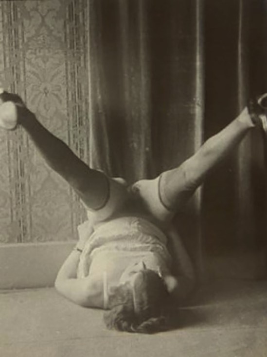 Monsieur X -jambes écartées 1930