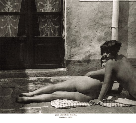 Juan Crisóstomo Méndez Ávalos -Two female reclining in the street , from serie Puebla, 1926