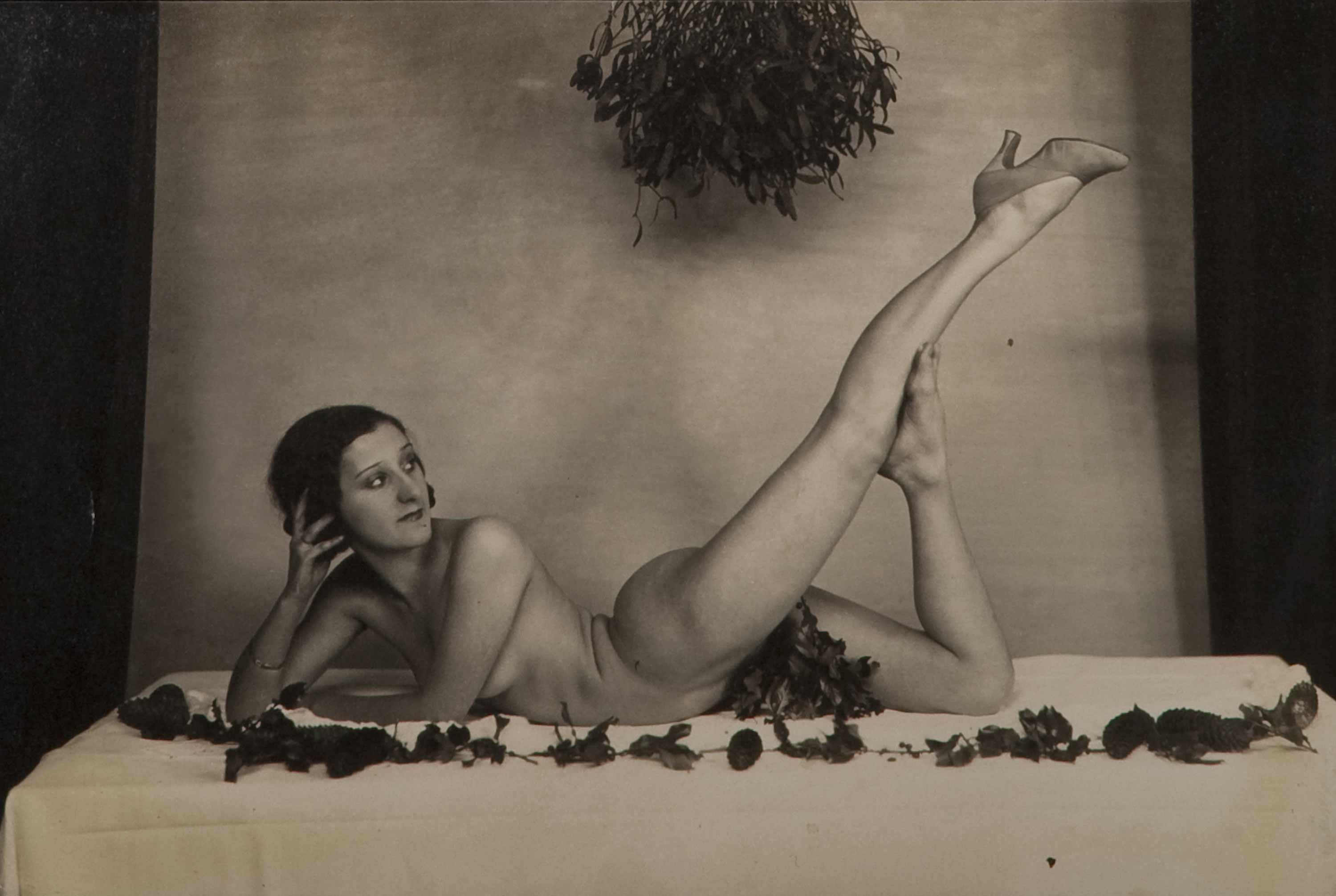 Violette Nozière,1932,(Violette posait régulièrement nuepour des photographes ou pour des soirées intimes.) Archives Gérard Oriol 