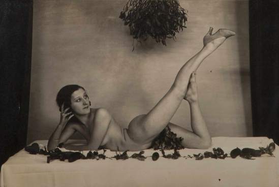 Violette Nozière,1932,(Violette posait régulièrement nuepour des photographes ou pour des soirées intimes.) Archives Gérard Oriol 