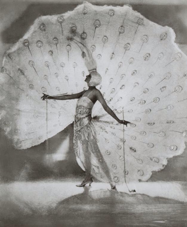 James abbé -Kathleen Rose (connu sur scène comme Dolores (Ziegfeld fille) dans son célèbre costume design de paon par Pascaud de Paris, le costume qu'elle portait dans Minuit Frolic de 1919.