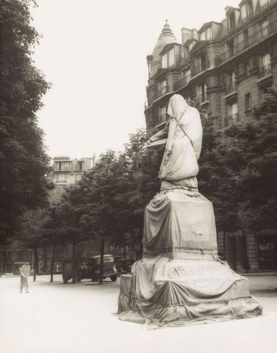 Josef Breitenbach- Denkmal vor der Enthüllung, Paris,  Veiled Statue, Paris,  1933-39, Early gelatin silver print, printed ca. 1942-48 © The Josef Breitenbach Trust.