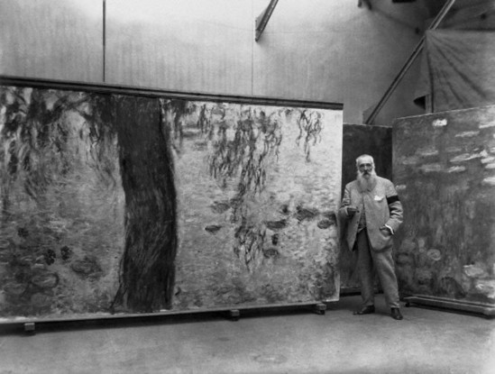 Underwood & Underwood- Claude Monet standing in his studio with a panel of his Nympheas mural., Giverny, France , 1914-18 © Underwood & Underwood-Corbis