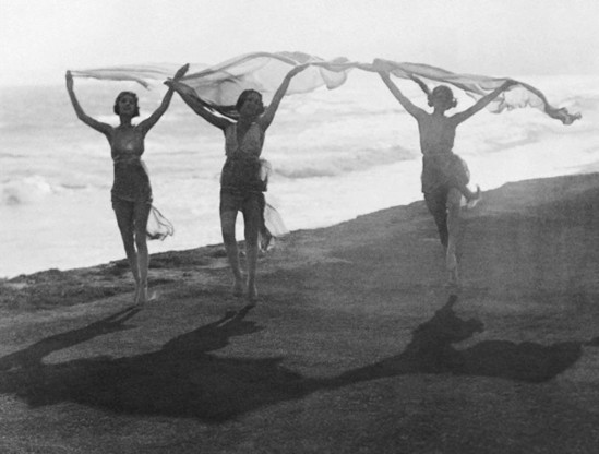 Underwood & Underwood-Isadora Duncan Performing on Beach, 1910s © Underwood & Underwood- Corbis