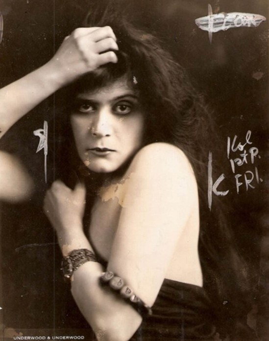 Underwood & Underwood - Theda Bara, as the vampire , in A Fool There Was directed by Frank Powell, 1915 variante