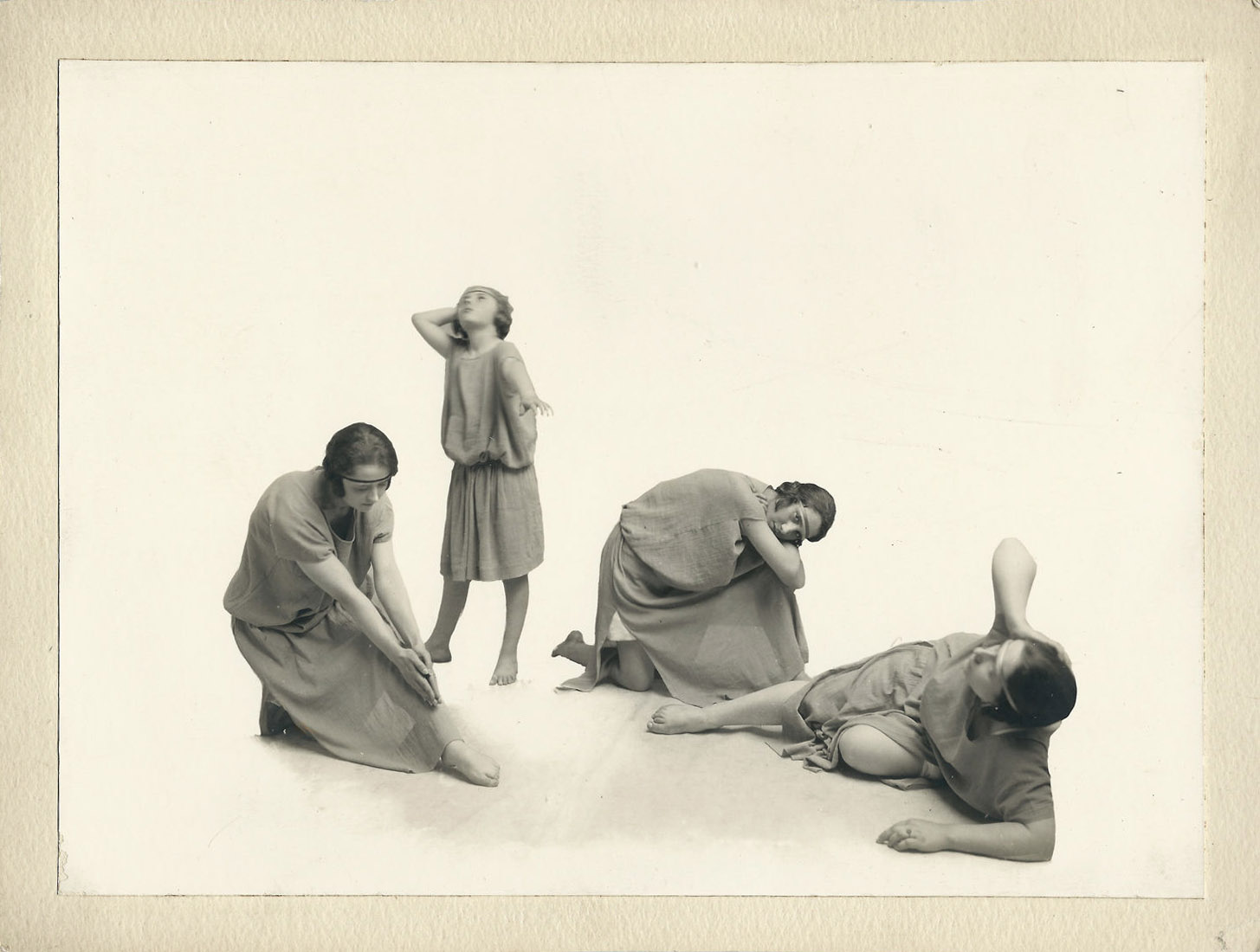 Anonyme- La danse des femmes, vers 1930- , Tirage cartoline ( Ebay)