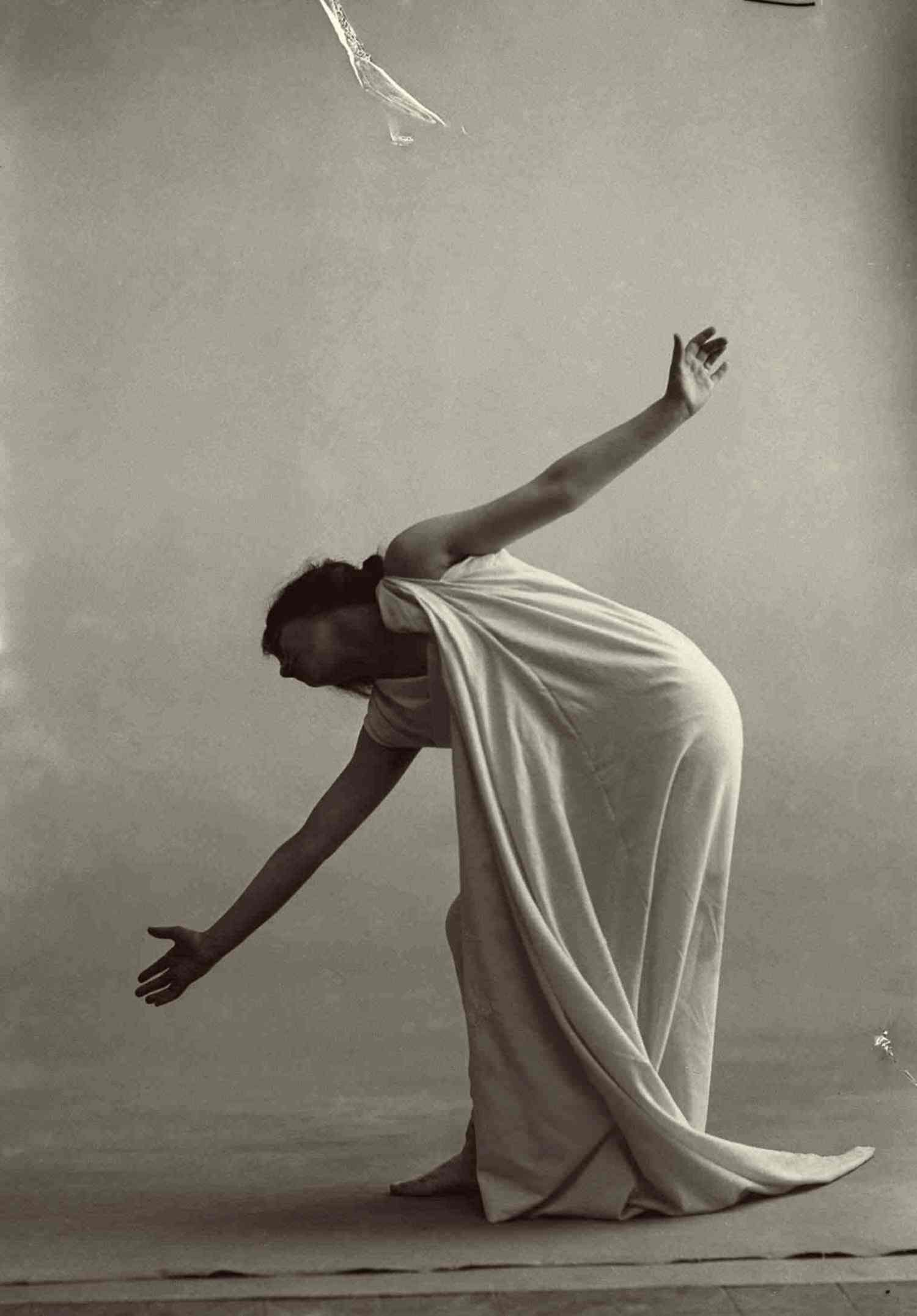 François Frédéric dit Fred Boissonnas - Magdeleine G. dansant Automne, hypnotisée Le chien était blotti... (Verlaine), 1902-1904 Négatif au gelatino-bromure d'argent sur verre 