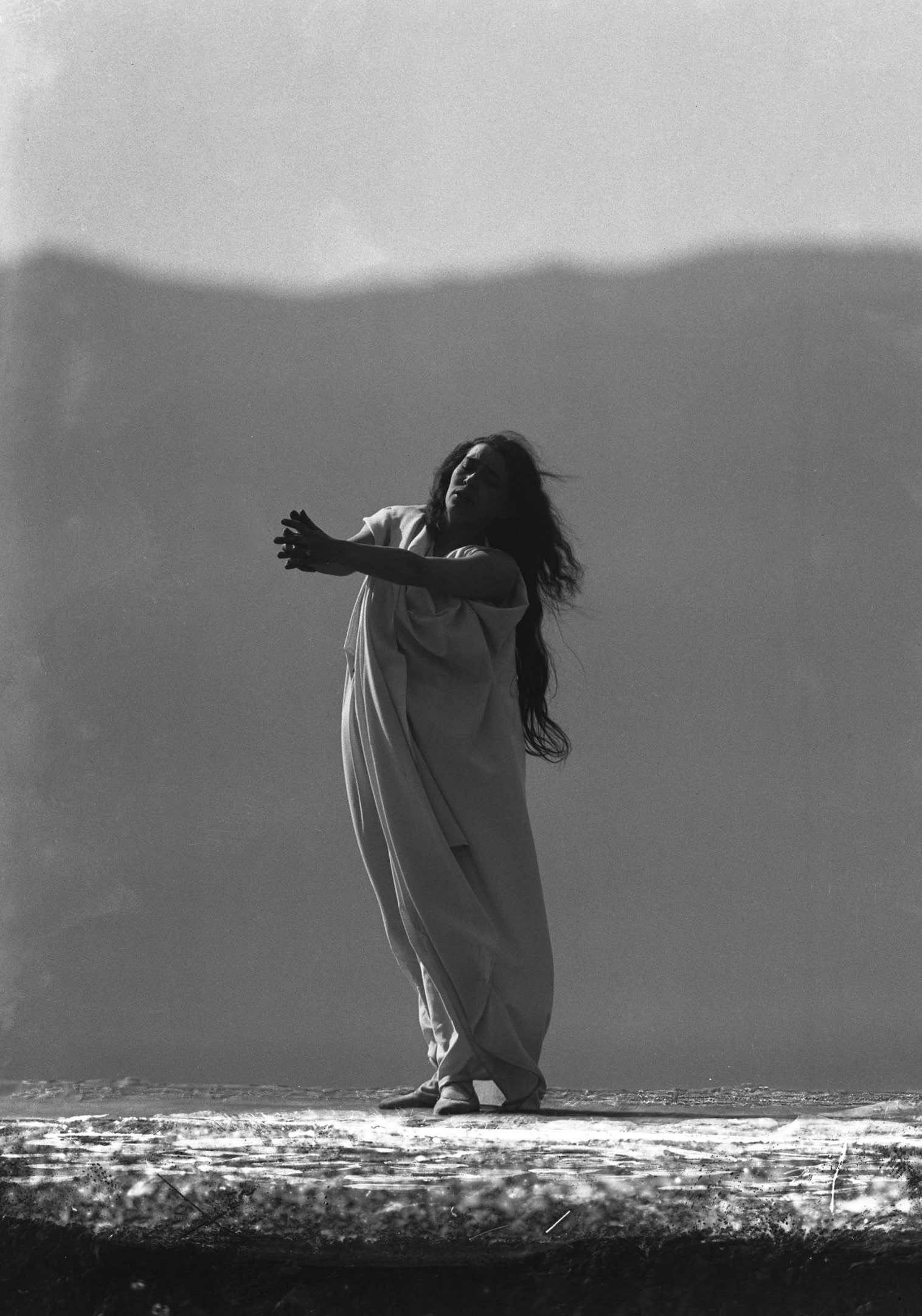 François Frédéric dit Fred Boissonnas - Magdeleine G. dansant Chevauchée de la Walkyrie, hypnotisée par Emile Magnin, 1902-1904 Négatif au gelatino-bromure d'argent sur verre.