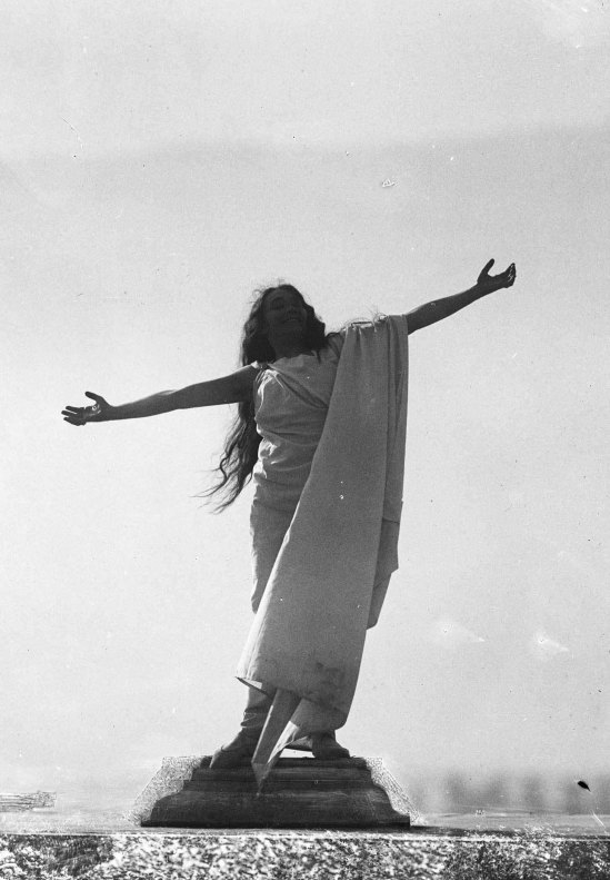 François Frédéric dit Fred Boissonnas - Magdeleine G. dansant Ete, hypnotisée par Emile Magnin, 1902-1904 Négatif au gelatino-bromure d'argent sur verre