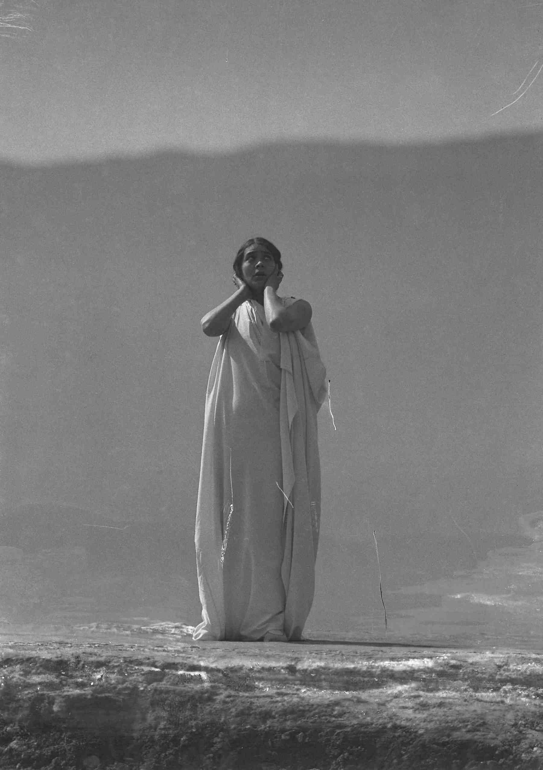 François Frédéric dit Fred Boissonnas - Magdeleine G. dansant , hypnotisée par Emile Magnin, 1902-1904 Négatif au gelatino-bromure d'argent sur verre.