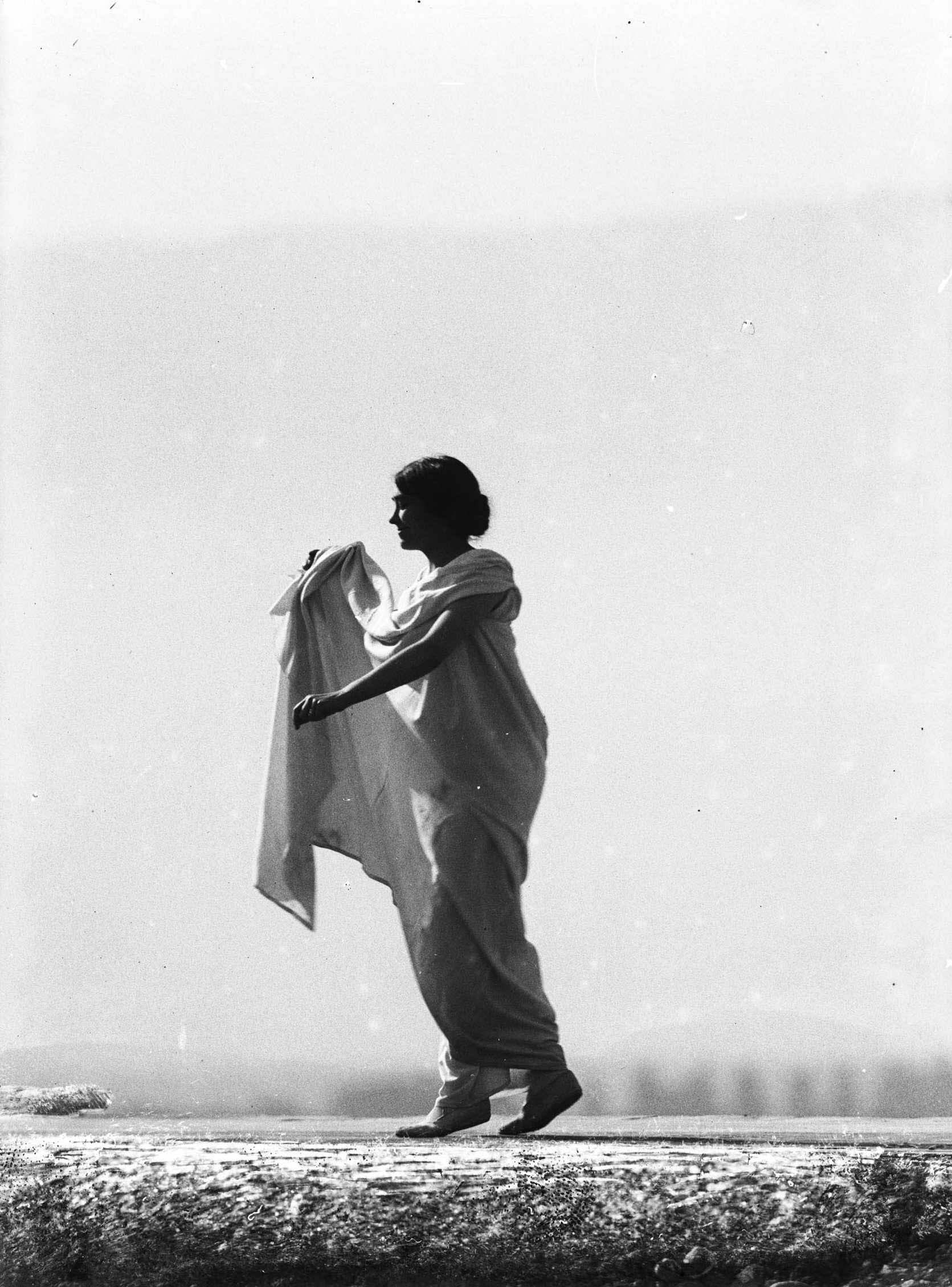 François Frédéric dit Fred Boissonnas - Magdeleine G. dansant , hypnotisée par Emile Magnin, 1902-1904 Négatif au gelatino-bromure d'argent sur verre