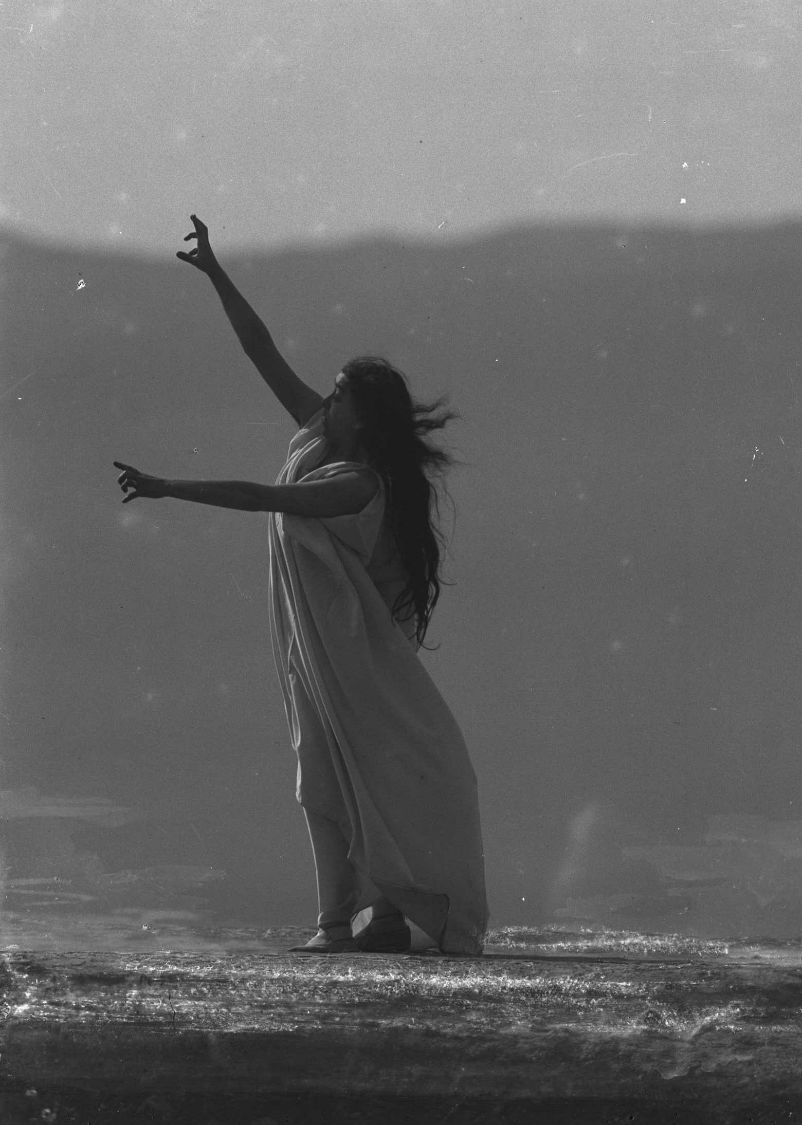 François Frédéric dit Fred Boissonnas - Magdeleine G. dansant La Mort d'Iseult, hypnotisée par Emile Magnin, 1902-1904 Négatif au gelatino-bromure d'argent sur verre 