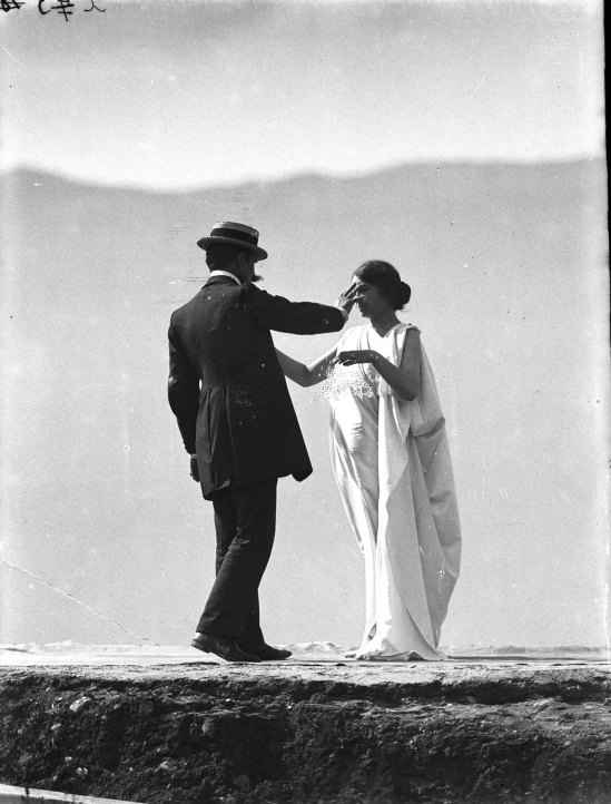 François Frédéric dit Fred Boissonnas - Magdeleine G. dansant La Mort d'Iseult, hypnotisée par Emile Magnin, 1902-1904 Négatif au gelatino-bromure d'argent sur verre